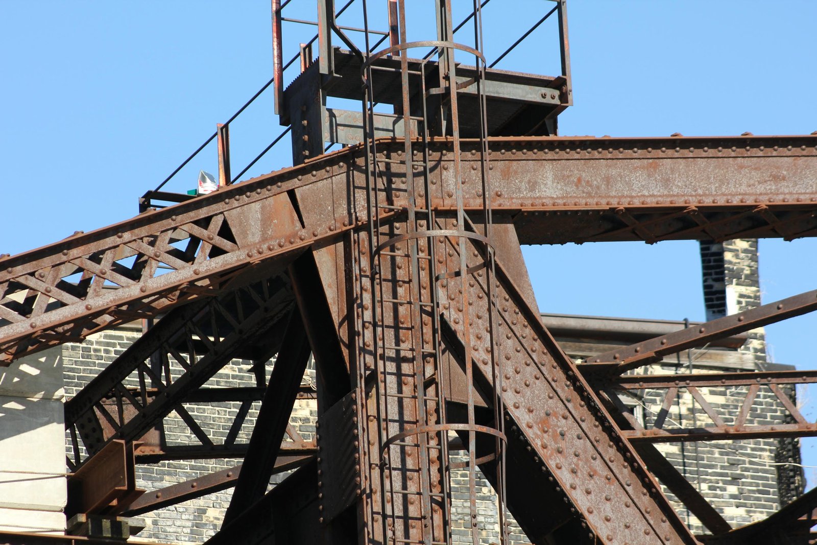 Upper connection on counterweight arm